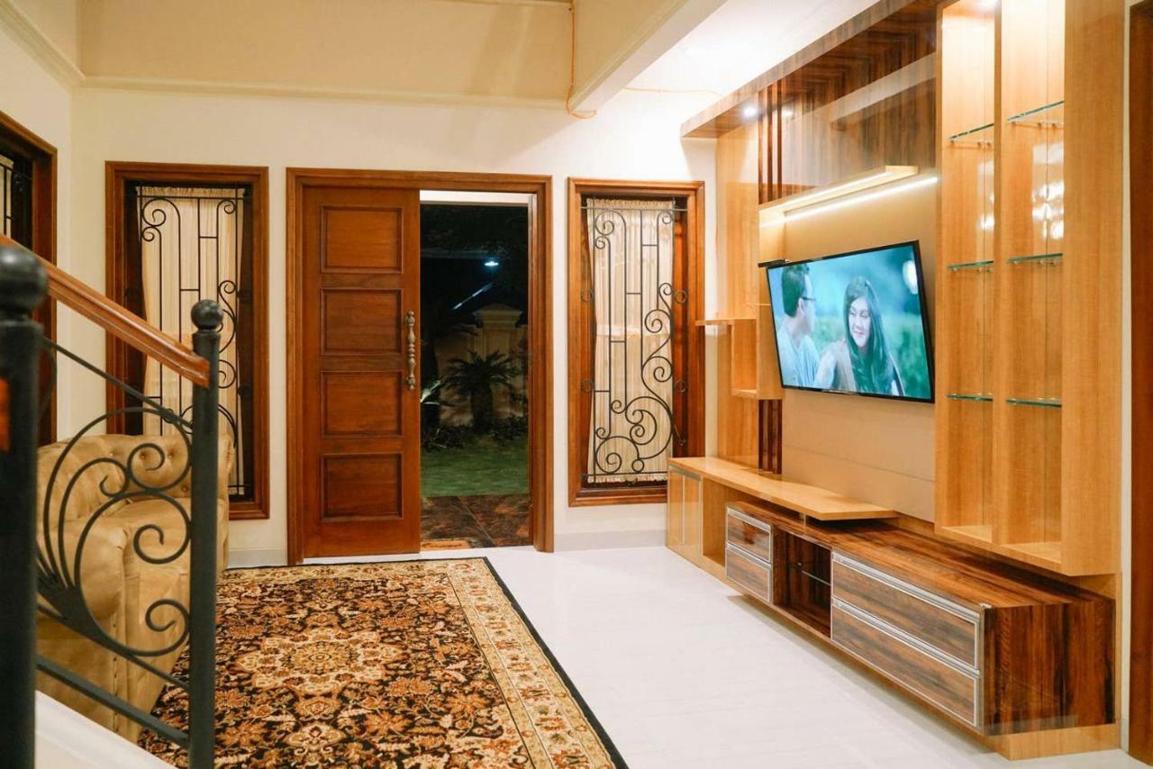 Вилла Fernasya House Джокьякарта Экстерьер фото